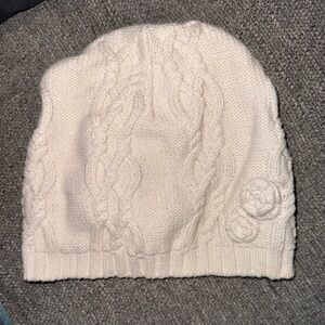 Girly beanie with flower details